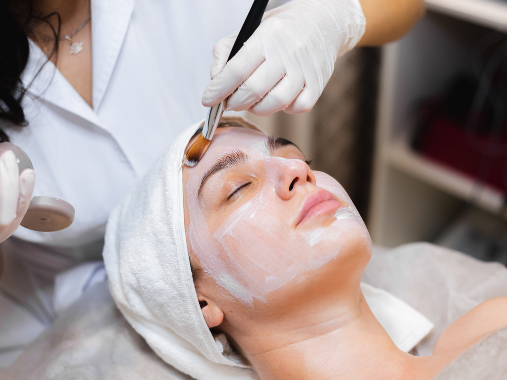 Pulizia viso, scrub e maschera: come si fanno e quali sono i benefici